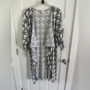 LuLaroe Shirley Black and White Houndstooth Kimono Sz. Lg